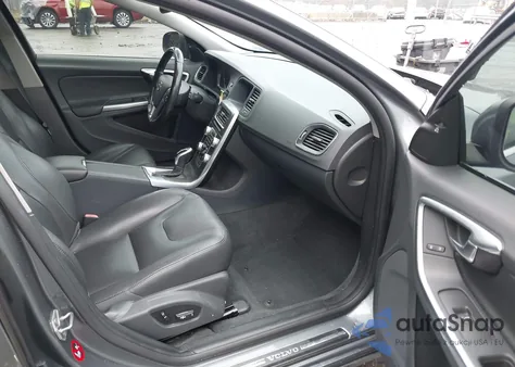 2016 Volvo V60 T5 Drive-E Premier z USA, uszkodzony, nr VIN YV140MEK4G1296965